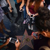 Turisti fotografiraju uništenu Trumpovu zvijezdu 2016.