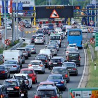 Zbog smjene turista na naplatnim kućicama Lučko nastaju kilometarske kolone