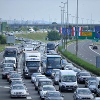 Zbog smjene turista na naplatnim kućicama Lučko nastaju kilometarske kolone