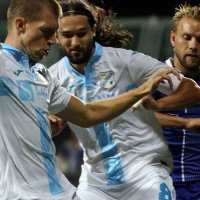 Leonard Zuta u borbi za loptu