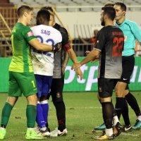Said glavom u lice udara Kahlinu