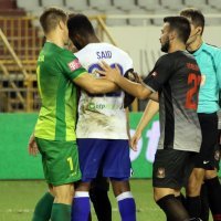 Said glavom u lice udara Kahlinu