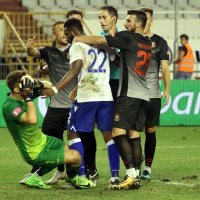 Said glavom u lice udara Kahlinu