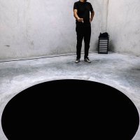 Anish Kapoor unutar instalacije 'Descent into Limbo' na otvaranju izložbe u muzeju Serralves u srpnju 2018.