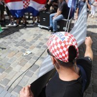 Nekoliko prosvjednika pred zgradom Sabora ostavilo pelenu s izmetom te su ga gađali jajima