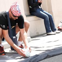 Nekoliko prosvjednika pred zgradom Sabora ostavilo pelenu s izmetom te su ga gađali jajima