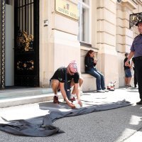 Nekoliko prosvjednika pred zgradom Sabora ostavilo pelenu s izmetom te su ga gađali jajima