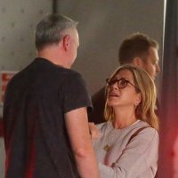 Jennifer Aniston u društvu nepoznata muškaraca