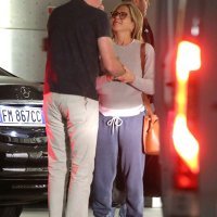 Jennifer Aniston u društvu nepoznata muškaraca