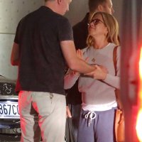 Jennifer Aniston u društvu nepoznata muškaraca