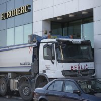 Kamionima zapriječen ulaz u zgradu AGRAM osiguranja