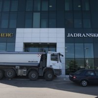 Kamionima zapriječen ulaz u zgradu AGRAM osiguranja