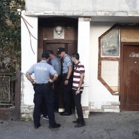 Iz kuće romske obitelji hitna pomoć odvela mlađu žensku osobu