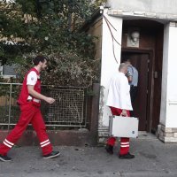 Iz kuće romske obitelji hitna pomoć odvela mlađu žensku osobu