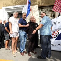 Autohtoni pravaši prosvjeduju ispred središnjice HDZ-a