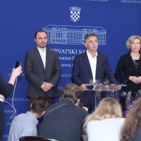 Zastupnici SDSS-a predvođeni Miloradom Pupovcem na tiskovnoj konferenciji u Saboru