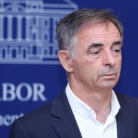 Zastupnici SDSS-a predvođeni Miloradom Pupovcem na tiskovnoj konferenciji u Saboru