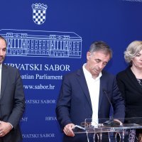 Zastupnici SDSS-a predvođeni Miloradom Pupovcem na tiskovnoj konferenciji u Saboru