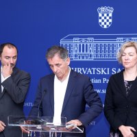 Zastupnici SDSS-a predvođeni Miloradom Pupovcem na tiskovnoj konferenciji u Saboru