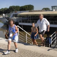 Turisti s riječnog kruzera prilikom iskrcavanja u Osijeku