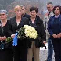 Predsjednica RH položila cvijeće kod spomenika "Prekinuto djetinjstvo"