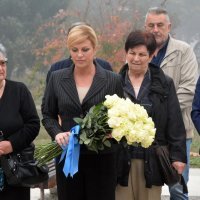 Predsjednica RH položila cvijeće kod spomenika "Prekinuto djetinjstvo"