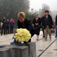 Predsjednica RH položila cvijeće kod spomenika "Prekinuto djetinjstvo"