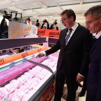 Predsjednik Vučić prvi kupac u novootvorenom Lidlu