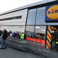 Predsjednik Vučić prvi kupac u novootvorenom Lidlu