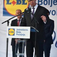 Predsjednik Vučić prvi kupac u novootvorenom Lidlu