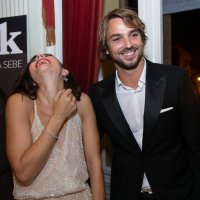 Zrinka Cvitešić i Niko Kranjčar u zagrljaju nakon premijere predstave