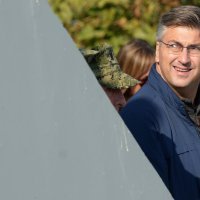 Premijer Andrej Plenković nazočio vojnoj vježbi Velebit 18 na poligonu Dugi otok