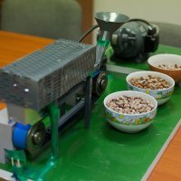 Stroj za sortiranje graha osmislio je tim Genus kojega čine Ivan i Petar Židov, Martina Franjo i Božidar Đambić