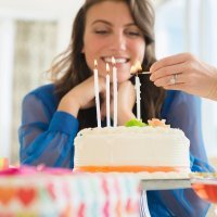 Puhanje svjećica na rođendanskoj torti
