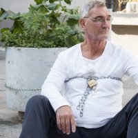 Lovre Rumora, aktivist Zelenih Dalmacije, vezao se lancima