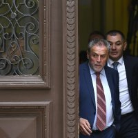 Izlazak optuženih nakon presude u aferi Štandovi