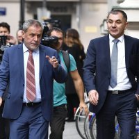 Izlazak optuženih nakon presude u aferi Štandovi