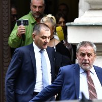 Izlazak optuženih nakon presude u aferi Štandovi