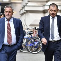 Izlazak optuženih nakon presude u aferi Štandovi