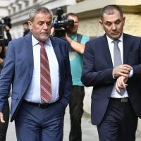 Izlazak optuženih nakon presude u aferi Štandovi