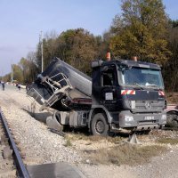 Sudar na pružnom prijelazu između kamiona i putničkog vlaka