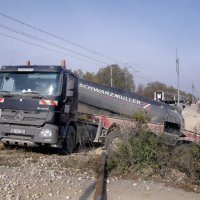 Sudar na pružnom prijelazu između kamiona i putničkog vlaka