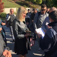 Zaštitar legitimira novinare pred Kulmerovim dvorima