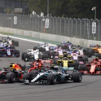 Daniel Ricciardo (AUS) Red Bull Racing, Valtteri Bottas (FIN) Mercedes AMG