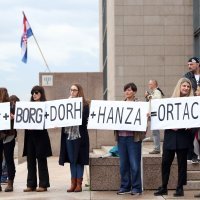 Prosvjednici protiv knjige Martine Dalić ispred NSK u Zagrebu