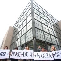 Prosvjednici protiv knjige Martine Dalić ispred NSK u Zagrebu