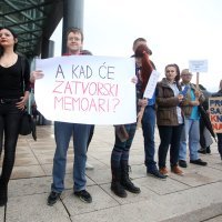Prosvjednici protiv knjige Martine Dalić ispred NSK u Zagrebu