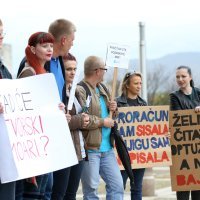 Prosvjednici protiv knjige Martine Dalić ispred NSK u Zagrebu