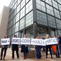 Prosvjednici protiv knjige Martine Dalić ispred NSK u Zagrebu