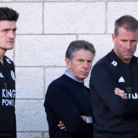 Claude Puel (u sredini) i Harry Maguire